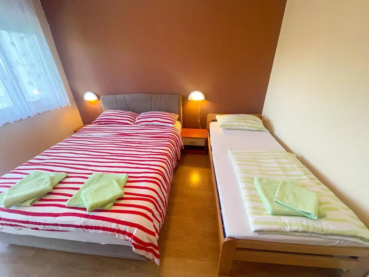 Apartmani Combaj Jadranovo 0*,